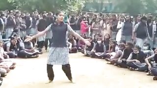 ‘தாண்டவ கோனே’ பாடலுக்கு அரசுப்பள்ளி மாணவி போட்ட டான்ஸ்