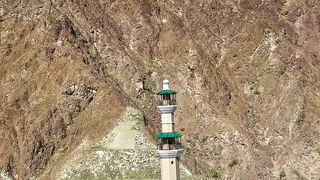 پہاڑوں کے درمیان مسجد کا خوبصورت نظارہ