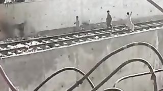 railway line ke kimati saman ko bhi na chhoda