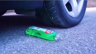 Esmagando coisas crocantes e macias de carro! CARRO EXPERIMENTAL vs BOLA