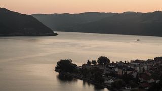 "Breathtaking Horizons: A Cinematic Encounter with Nature" 2