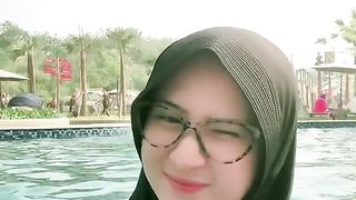 cewek cantik lagi renang