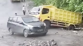 Insiden Kecelakaan Di Jalan Licin_HD.
