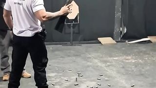 ATIRANDO DE CALIBRE 12 COM UMA MÃO SÓ....