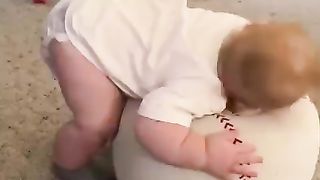 Cute babies enjoy music by dacing. They're so adorable ???? ????