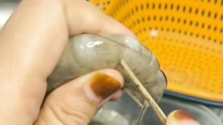 Cara membersihkan udang
