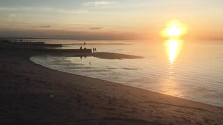 "Chasing the Sun: Capturing the Beauty of a Mesmerizing Sunset"