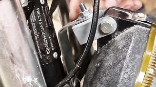 7 ans il transforme sa moto avec son papa