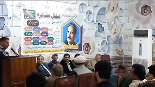 Azhar Abbas reciting his poetry