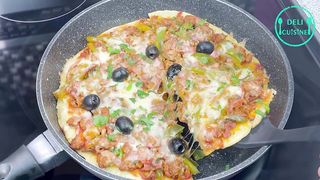 PIZZA À LA POÊLE SANS FOUR ???? Sans pétrissage et toute aussi délicieuse