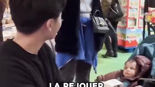 Regardez la réaction du petit