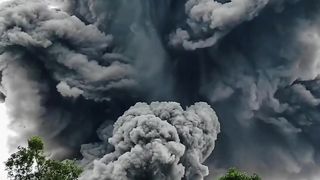 Marapi eruption during evacuation of victims