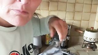 Funny video she is cooking pasta with coca check this lol ????