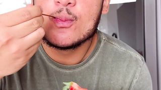 Preparation of nest pavy with strawberries