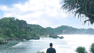 Nyantai melihat pemandangan pantai