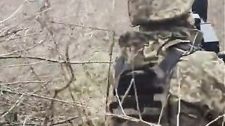 Наші вояки забирають русняві дрони просто собі у руки