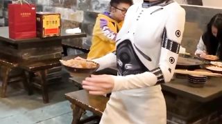Do you Still need to tip a robot waitress ?