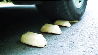 Esmagando coisas crocantes e macias de carro! EXPERIMENTE CARRO VS ISCEIROS