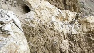 Dangres way on mountainاپہاڑ پہ خطرناک راستہ ر
