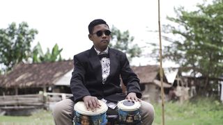 Akang Kendang Kecil Berdasi Rapi