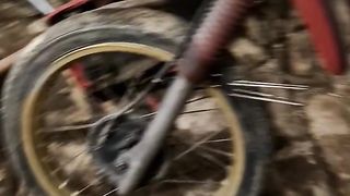 7 ans, il remonte une moto avec son papa