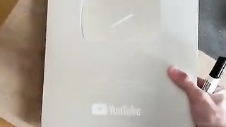 IL Y A DES CAMÉRAS DANS LES TROPHÉES YOUTUBE ????