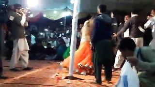 Fighting in Mehak Malik Show مہک ملک کے پروگرام پر لڑائی