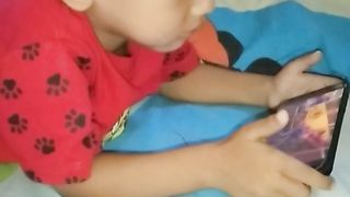 Adik mainan hp