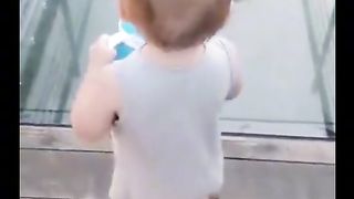 Ce bébé est amusant
