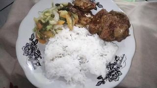 Eat the side dishes of rendang gizzard liver, balado jengkol salted fish, and capcay vegetables