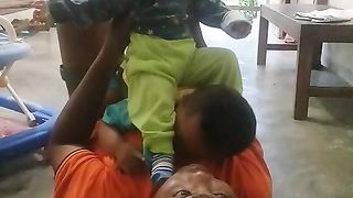 aksi bermain dengan anak