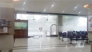 Kejadian pintu kaca rumah sakit mitra keluarga surabaya  pecak kena angin dan hujan