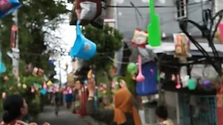 Emak emak pasang jajan untuk anak anak