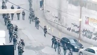 ایک بڑی تعداد یروشلم کے شمال میں واقع شوافط کیمپ پر دھاوا بول رہی ہے۔