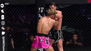 Grueling Kickboxing War -- Superlek vs. Daniel Puertas