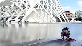 Look, this man is skating, sometimes he starts running on the northern waters, sometimes he is checking again, very beautiful spice burns.