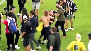 Il n'a pas pu faire signer son maillot et Khaby Lame est venu à sa rescousse ❤️