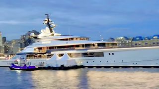 Superyachtbravo Eugenia  tower bridge