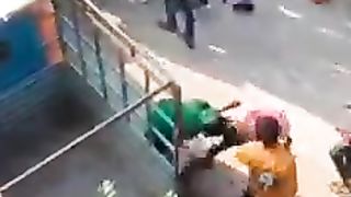یہ ہے ہندوستان کی اصلیت جہاں عورتوں کے ساتھ ایسا سلوک کیا جاتا ہے۔