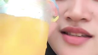 Minum es jeruk