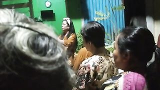 Menyanyikan lagu Indonesia Raya