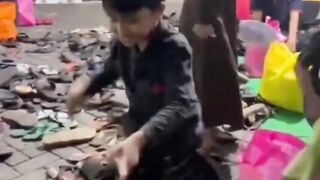 Si Adek Malah Asik Joget