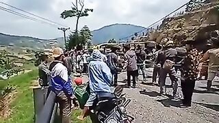 the process of evacuating a truck that overturned on an incline
