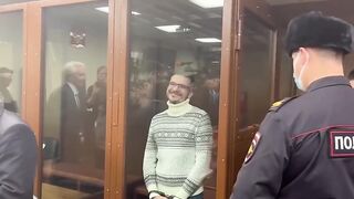 На росії людей затримує поліція через аплодисменти