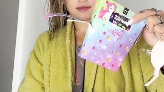 This girl buy a cup of chocolate in so she try it let's watch what happens