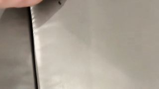 Je trouve un bracelet caca au trampo ????