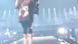 Une fan se déshabille pour Billie Eilish _ la réaction de la chanteuse fait rire le public.