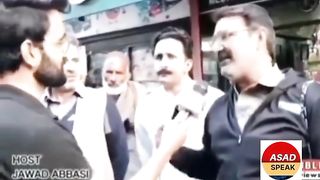 *_عمران خان کے نکالے جانے پہ مٹھائی بانٹنے