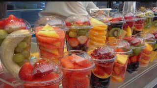 Clean and Fresh Fruit Juice Making / GwangJang Market in Seoul - Korean street food
