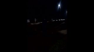 Невисокий чоловік святкує 27-й тиждень по П'ятидесятниці